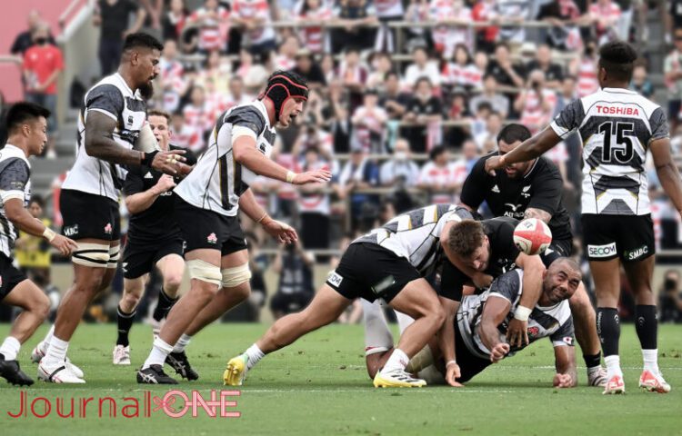 リポビタンD2023| JAPAN XV vs All Blacks XV| タックルされてボールを送り出す日本代表のキャプテン リーチマイケル選手-Journal-ONE撮影