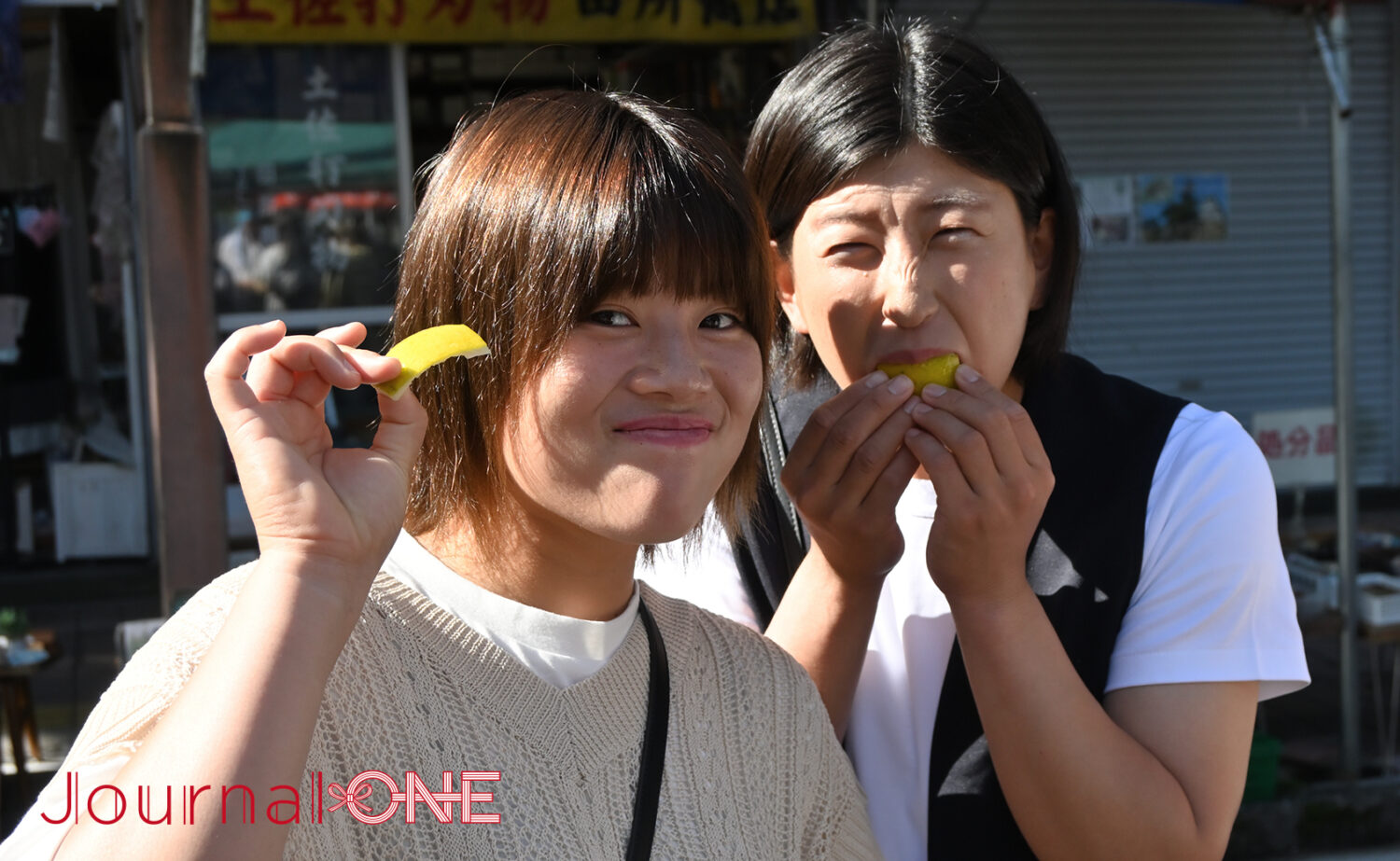 【四国を元気に!】女子ソフト・伊予銀行VERTZの黒木美紀投手、齋藤明日香選手、瀧川愛海選手が、高知市の名物市・土佐の日曜市で八朔を試食中-Journal-ONE撮影