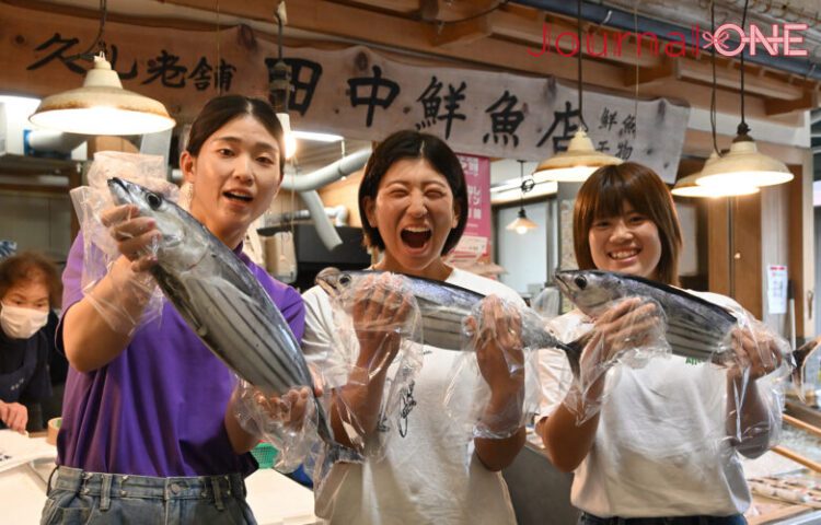【四国を元気に!】女子ソフト・伊予銀行VERTZの黒木美紀投手、齋藤明日香選手、瀧川愛海選手が、久礼大正町市場・田中鮮魚店で高知グルメ・鰹の藁焼き体験に挑戦‐Journal-ONE撮影