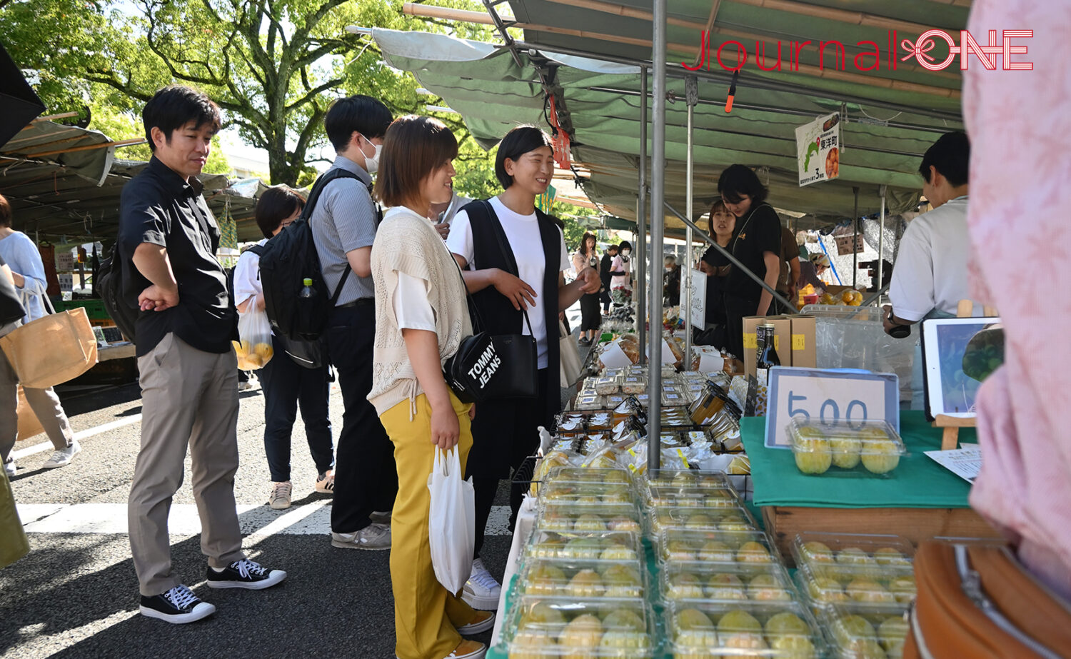 【四国を元気に!】女子ソフト・伊予銀行VERTZの黒木美紀投手、齋藤明日香選手、瀧川愛海選手が、高知市の名物市・土佐の日曜市をご紹介-Journal-ONE撮影