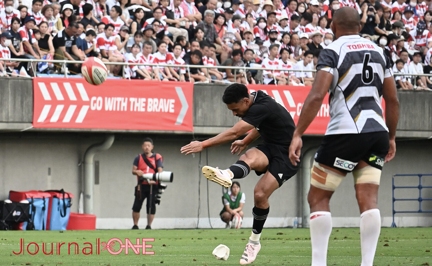 リポビタンD2023| JAPAN XV vs All Blacks XV| 26歳の若き司令塔、スタンドオフ(SO)Stephen Perofeta(スティーヴン・ペロフェタ)選手-Journal-ONE撮影