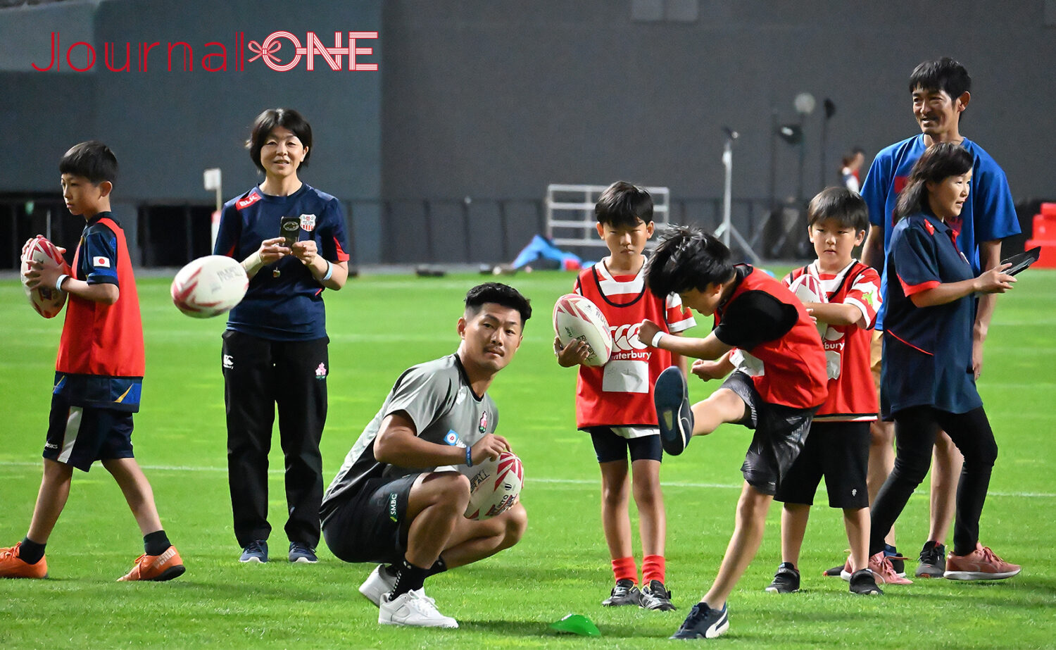 リポビタンD2023| JAPAN vs サモア| 試合前のフィールドで体験プレーをするちびっ子ラガーマン達-Journal-ONE撮影
