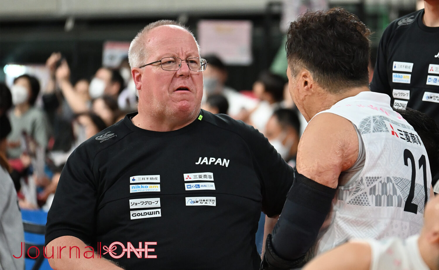 車いすラグビー アジアオセアニアカップ2023 日本vsオーストラリア戦 ベンチタイムアウトで指示を出す日本代表のケビン・オアー(Kevin Orr)ヘッドコーチ-Journal-ONE撮影