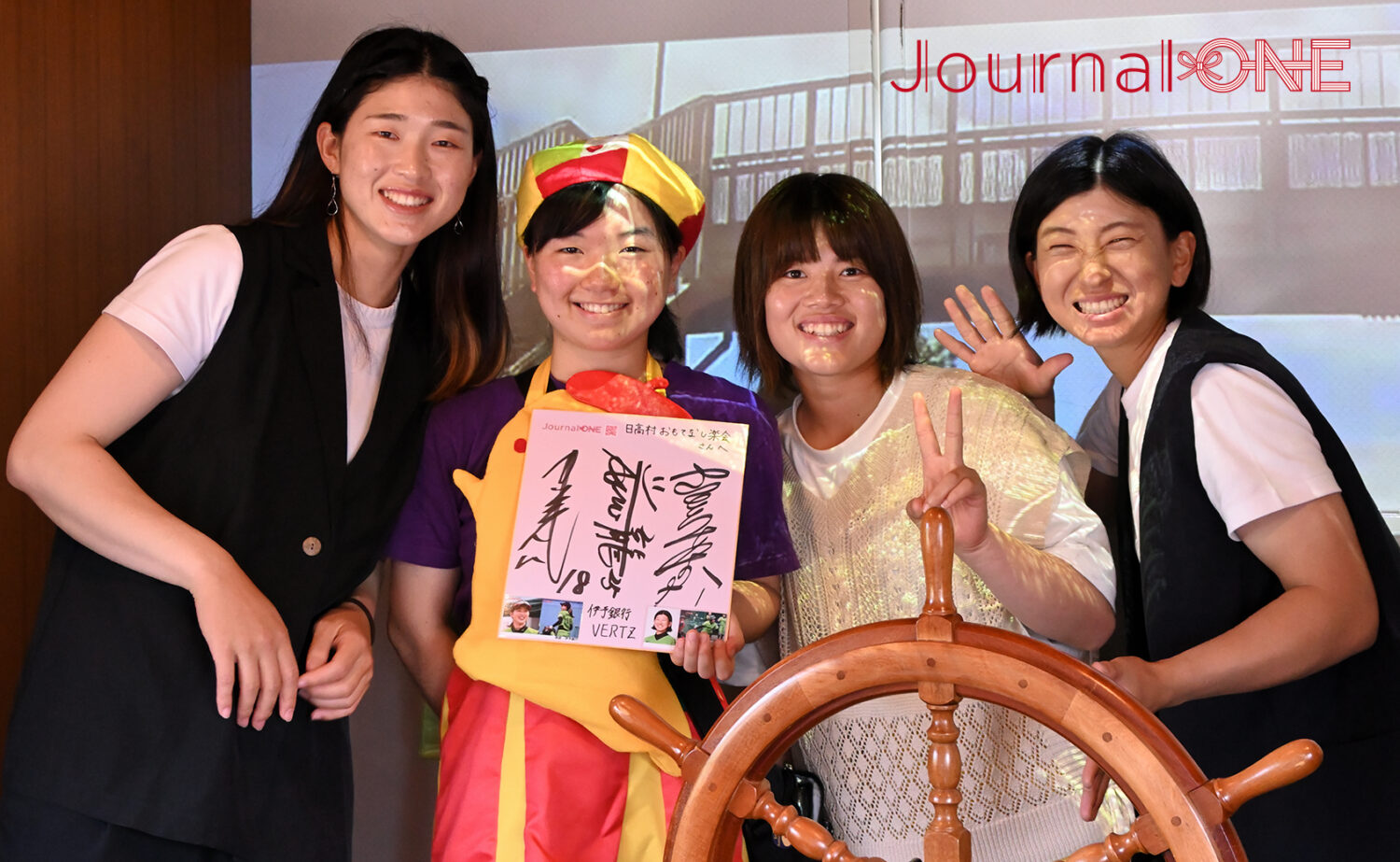 【四国を元気に!】JR四国の人気観光列車「志国土佐 時代（トキ）の夜明けのものがたり」に乗車する女子ソフト・伊予銀行VERTZの黒木美紀投手、齋藤明日香選手、瀧川愛海選手が日高村おもてなし楽会の方々と交流‐Journal-ONE撮影/ジャーナルワン