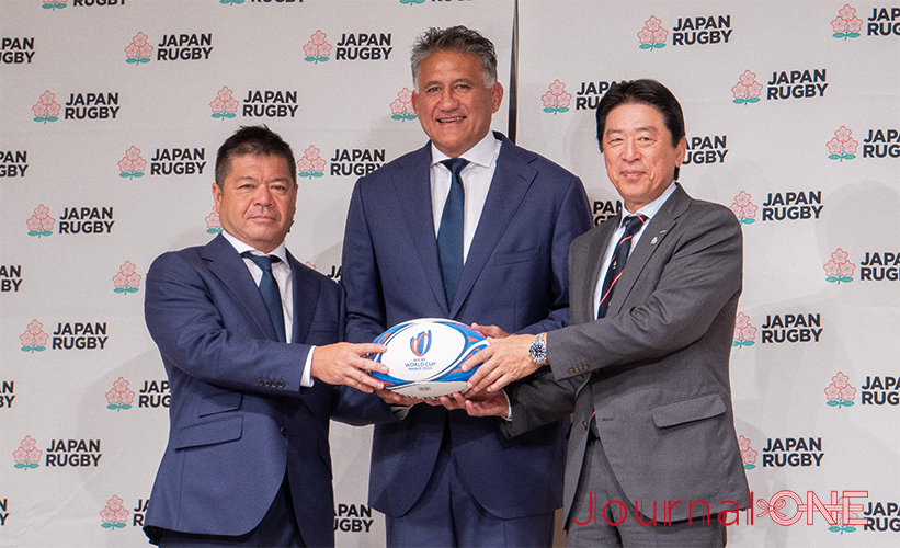 ラグビー日本代表 33名が決まり新宿 ヒルトン東京での会見会場に並んだジェイミー・ジョセフヘッドコーチ、土田日本ラグビー協会会長、藤井日本代表ディレクター-Journal-ONE撮影