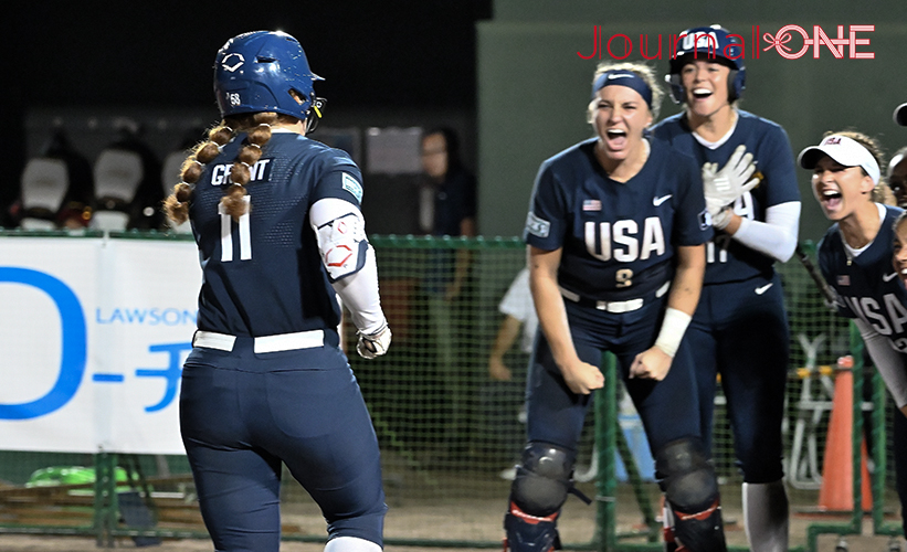 日米対抗ソフトボール2023 山口県岩国市の絆スタジアム（愛宕スポーツコンプレックス）でアメリカ代表の3番#11 Megan GRANT（メーガン・グラント）選手がこの日2本目となる同点本塁打を藤田倭投手から放ち本塁で祝福を受ける-Journal-ONE撮影