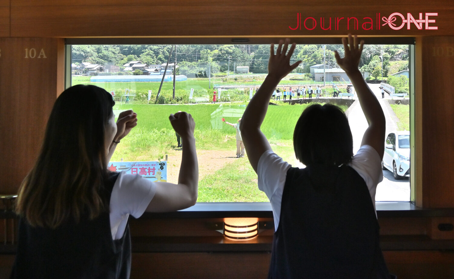 【四国を元気に!】JR四国の人気観光列車「志国土佐 時代（トキ）の夜明けのものがたり」に乗車する女子ソフト・伊予銀行VERTZの黒木美紀投手、齋藤明日香選手、瀧川愛海選手‐Journal-ONE撮影/ジャーナルワン