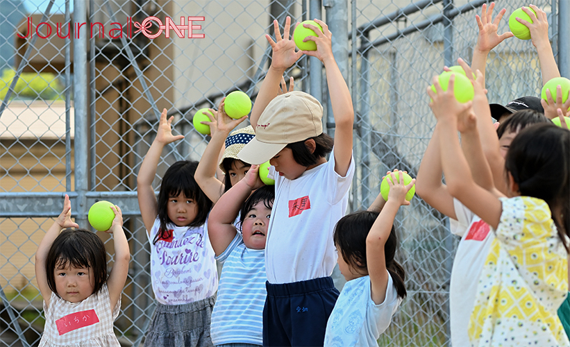 女子ソフトボール 元日本代表監督の宇津木妙子さんが訪れた岐阜県飛騨市神岡町でAOSBALL(あそボール)を楽しむ地元の子どもたち-Journal-ONE撮影
