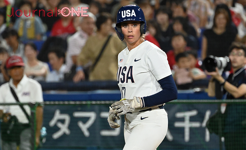 日米対抗ソフトボール2023 横浜スタジアムで行われた第3戦でヒットを放ったアメリカ代表のTaylor PLEASANTS(テイラー・プレザンス) -Journal-ONE撮影