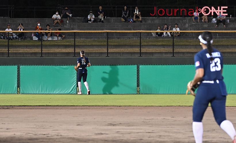 日米対抗ソフトボール2023 山口県岩国市の絆スタジアム（愛宕スポーツコンプレックス）で行われた第1戦で反撃のスリーランホームランを放った塚本蛍選手（ホンダリベルタ）の打球を見送るアメリカ代表の外野手-Journal-ONE撮影