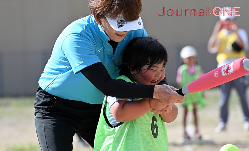 女子ソフトボール 元日本代表監督の宇津木妙子さんが訪れた岐阜県飛騨市神岡町でAOSBALL(あそボール)を楽しむ地元の子どもたち-Journal-ONE撮影