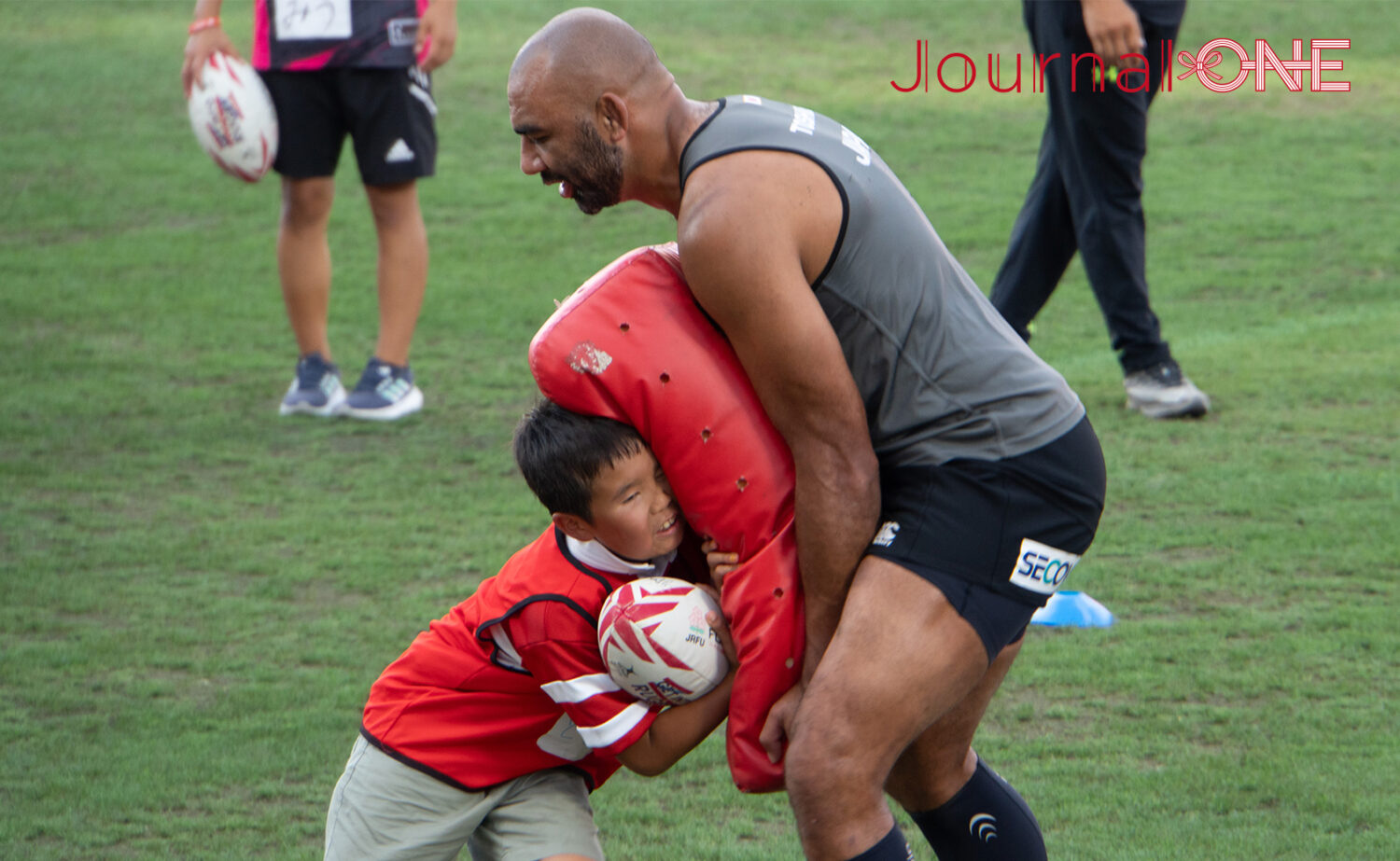 リポビタンD2023| JAPAN vs トンガ | 試合前に花園ラグビー場で日本代表・リーチマイケル選手と練習をするちびっ子ラガーマン-Journal-ONE撮影