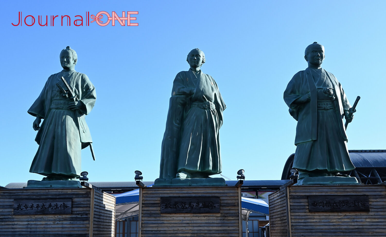 【四国を元気に!】駅前にある “こうち旅広場 とさてらす” を目指す目印・三志像‐Journal-ONE撮影/ジャーナルワン