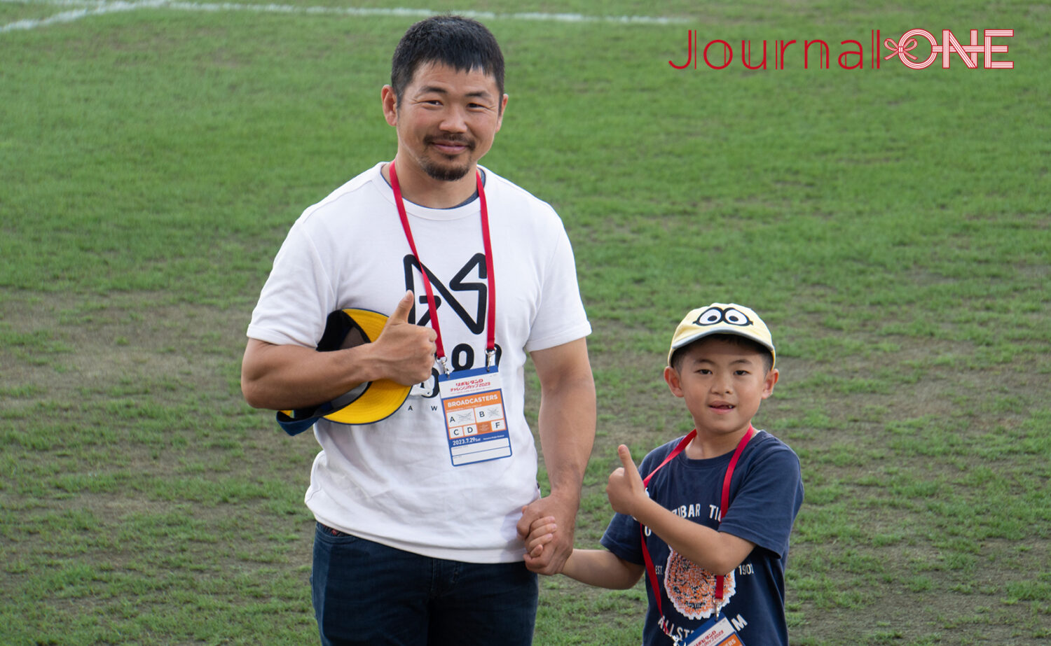 リポビタンD2023| JAPAN vs トンガ | 試合前の花園ラグビー場で日本代表候補のレメキロマノラヴァ選手と交流を深める元日本代表の田中史朗選手親子(NECグリーンロケッツ東葛)-Journal-ONE撮影