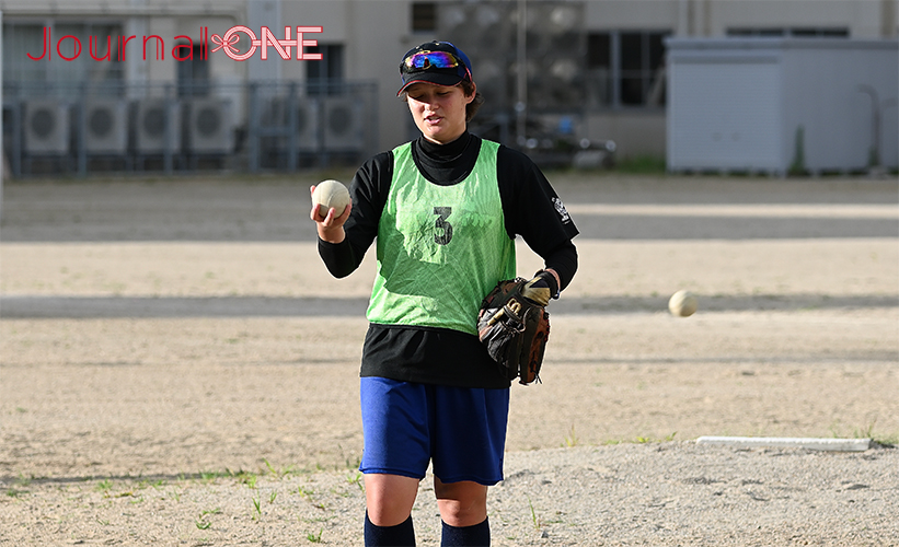 女子ソフトボール 元日本代表監督の宇津木妙子さんが訪れた岐阜県飛騨市神岡町でマラソンソフトボールに参加する地元出身の東京国際大ソフトボール部 田中愛ソフィア選手-Journal-ONE撮影