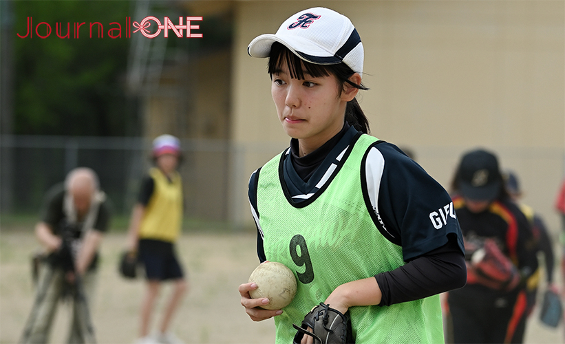 女子ソフトボール 元日本代表監督の宇津木妙子さんが訪れた岐阜県飛騨市神岡町でマラソンソフトボールと連射ノックに参加する地元の皆さん-Journal-ONE撮影