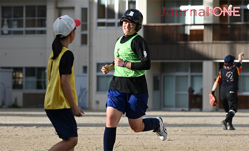 女子ソフトボール 元日本代表監督の宇津木妙子さんが訪れた岐阜県飛騨市神岡町でマラソンソフトボールに参加する地元出身の東京国際大ソフトボール部 田中愛ソフィア選手-Journal-ONE撮影