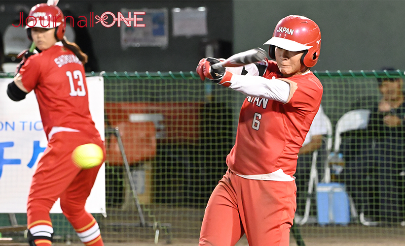 日米対抗ソフトボール2023 第1戦 山口県岩国市の絆スタジアム(愛宕スポーツコンプレックス)で相手エースのライズボールを弾き返す石川恭子選手(トヨタレッドテリアーズ)-Journal-ONE撮影