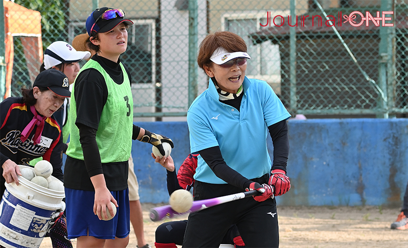 女子ソフトボール 元日本代表監督の宇津木妙子さんが岐阜県飛騨市神岡町で速射ノック-Journal-ONE撮影