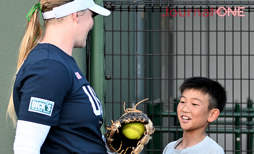 日米対抗ソフトボール2023 山口県岩国市の絆スタジアム（愛宕スポーツコンプレックス）で練習時に特別観客席のファンとキャッチボールするアメリカ代表の#15 Alana VAWTER（アラナ・バウター）投手［スタンフォード大学］-Journal-ONE撮影