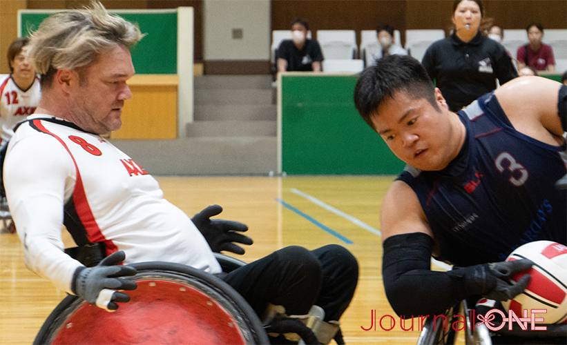 車いすラグビー 日本選手権予選の東京大会で日本代表の橋本勝也選手(TOHOKU STORMERS)にタックルするNicholas Paul KOVAC(ニック)選手(AXE)-Journal-ONE撮影