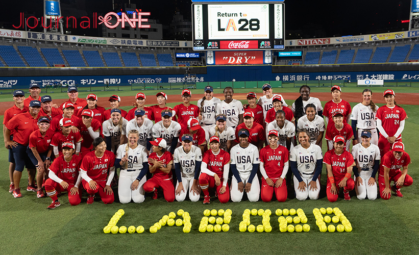 日米対抗ソフトボール2023 横浜スタジアムで行われた第3戦 試合集合後に集合してLos Angelesオリンピックでの競技復活を願う日本代表、アメリカ代表の選手たち -Journal-ONE撮影
