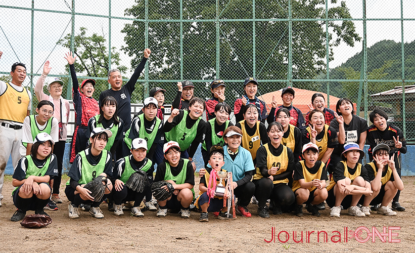 女子ソフトボール 元日本代表監督の宇津木妙子さんが訪れた岐阜県飛騨市神岡町でマラソンソフトボールと連射ノックに参加する地元の皆さん-Journal-ONE撮影