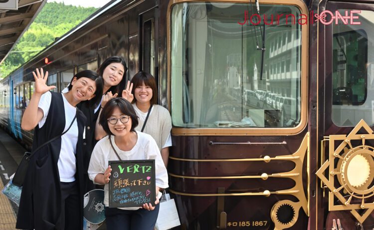 【四国を元気に!】JR四国の人気観光列車「志国土佐 時代（トキ）の夜明けのものがたり」に乗車する女子ソフト・伊予銀行VERTZの黒木美紀投手、齋藤明日香選手、瀧川愛海選手‐Journal-ONE撮影/ジャーナルワン