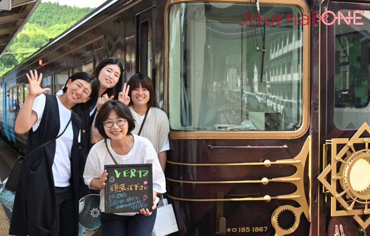 【四国を元気に!】JR四国の人気観光列車「志国土佐 時代（トキ）の夜明けのものがたり」に乗車する女子ソフト・伊予銀行VERTZの黒木美紀投手、齋藤明日香選手、瀧川愛海選手‐Journal-ONE撮影/ジャーナルワン
