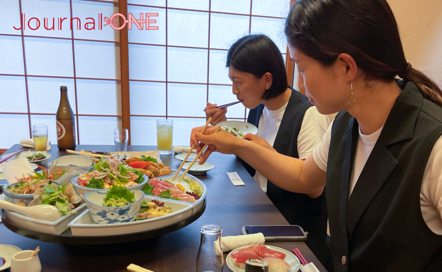 【四国を元気に!】女子ソフト・伊予銀行VERTZの黒木美紀投手、齋藤明日香選手、瀧川愛海選手が、四万十市・厨房わかまつで名物・鰹の塩たたきを堪能‐Journal-ONE撮影