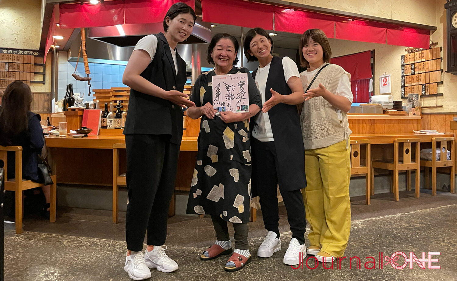 【四国を元気に!】女子ソフト・伊予銀行VERTZの黒木美紀投手、齋藤明日香選手、瀧川愛海選手が、四万十市・厨房わかまつで名物・鰹の塩たたきを堪能‐Journal-ONE撮影