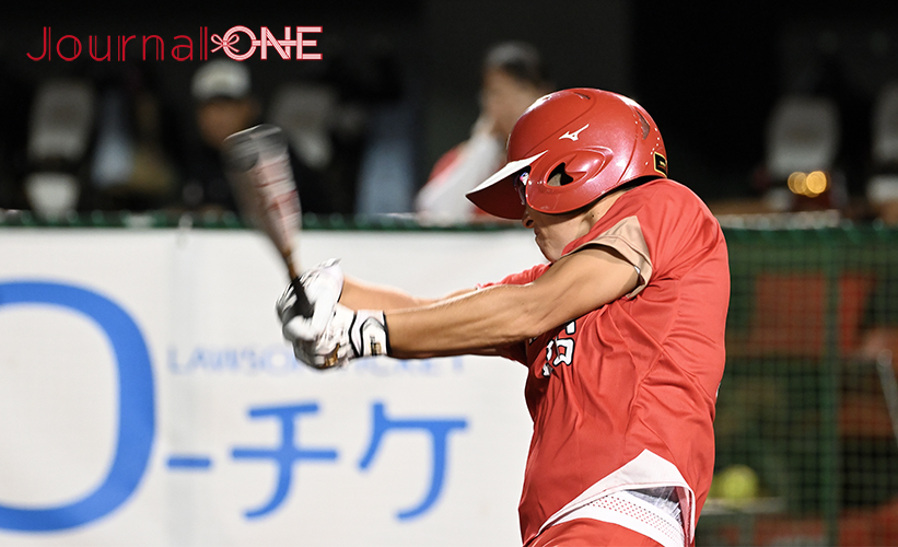 日米対抗ソフトボール2023 山口県岩国市の絆スタジアム（愛宕スポーツコンプレックス）で行われた第1戦で日本代表の二刀流・藤田倭投手（ビックカメラ高崎ビークイーン）がダメ押しの本塁打を放つ-Journal-ONE撮影