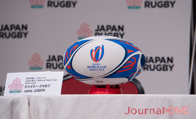 ラグビー日本代表 33名が決まり新宿 ヒルトン東京での会見会場に設置されたオフィシャルボール-Journal-ONE撮影