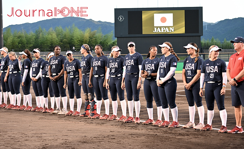 日米対抗ソフトボール2023 第1戦 山口県岩国市の絆スタジアム（愛宕スポーツコンプレックス）で挨拶するアメリカ代表の選手たち-Journal-ONE撮影