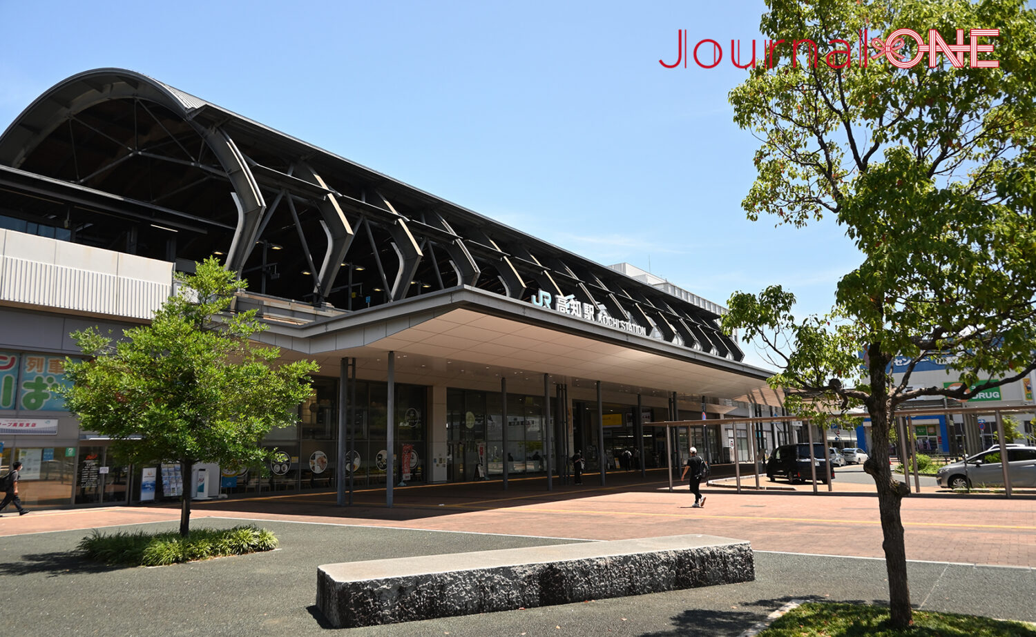 【四国を元気に!】JR四国の高知駅から人気観光列車「志国土佐 時代（トキ）の夜明けのものがたり」に乗車する女子ソフト・伊予銀行VERTZの黒木美紀投手、齋藤明日香選手、瀧川愛海選手‐Journal-ONE撮影/ジャーナルワン