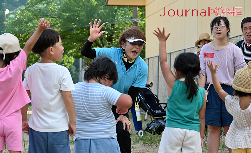 女子ソフトボール 元日本代表監督の宇津木妙子さんが訪れた岐阜県飛騨市神岡町でAOSBALL(あそボール)を楽しむ地元の子どもたち-Journal-ONE撮影
