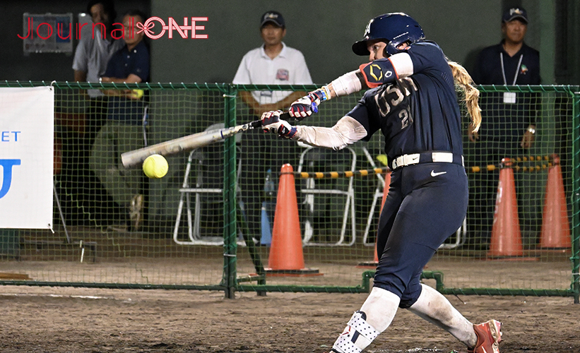 日米対抗ソフトボール2023 山口県岩国市の絆スタジアム（愛宕スポーツコンプレックス）で行われた第1戦の延長タイブレークでアメリカ代表#21 Erin COFFEL（エリン・コッフォル）選手が勝ち越しのタイムリーヒットを放つ-Journal-ONE撮影