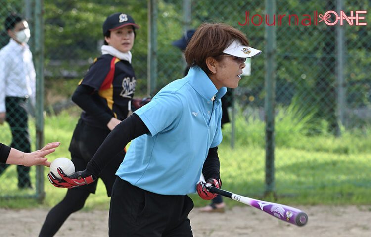 女子ソフトボール 元日本代表監督の宇津木妙子さんが岐阜県飛騨市神岡町で速射ノック-Journal-ONE撮影