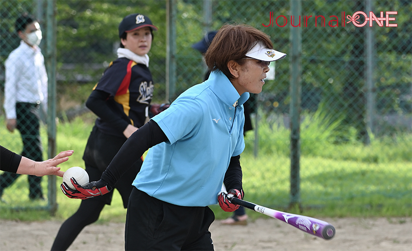 女子ソフトボール 元日本代表監督の宇津木妙子さんが岐阜県飛騨市神岡町で速射ノック-Journal-ONE撮影
