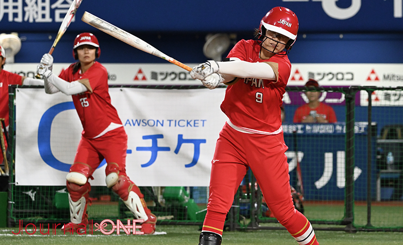 日米対抗ソフトボール2023 横浜スタジアムで行われた第3戦で進塁打を放つ日本代表の中川彩音選手(SGHホールディングスギャラクシースターズ) -Journal-ONE撮影