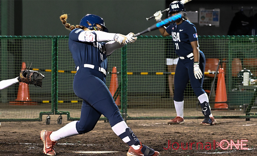 日米対抗ソフトボール2023 山口県岩国市の絆スタジアム（愛宕スポーツコンプレックス）で3番の#11 Megan GRANT（メーガン・グラント）選手が流し打ってレフトオーバーのソロ本塁打を放つ-Journal-ONE撮影