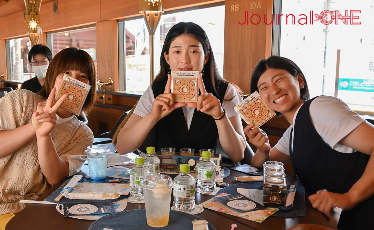 【四国を元気に!】JR四国の人気観光列車「志国土佐 時代（トキ）の夜明けのものがたり」に乗車する女子ソフト・伊予銀行VERTZの黒木美紀投手、齋藤明日香選手、瀧川愛海選手‐Journal-ONE撮影/ジャーナルワン