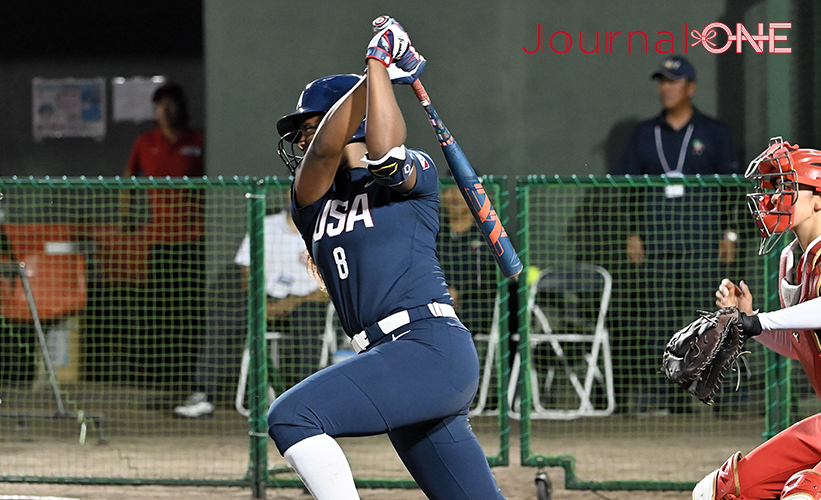 日米対抗ソフトボール2023 山口県岩国市の絆スタジアム(愛宕スポーツコンプレックス)で行われた第1戦で先制タイムリーヒットを放った#8 Jayda Kearney(ジェイダ・カーニー)選手-Journal-ONE撮影