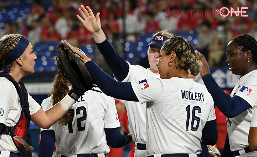 日米対抗ソフトボール2023 横浜スタジアムで行われた第3戦 最大のピンチを脱して喜ぶアメリカ代表選手たち -Journal-ONE撮影