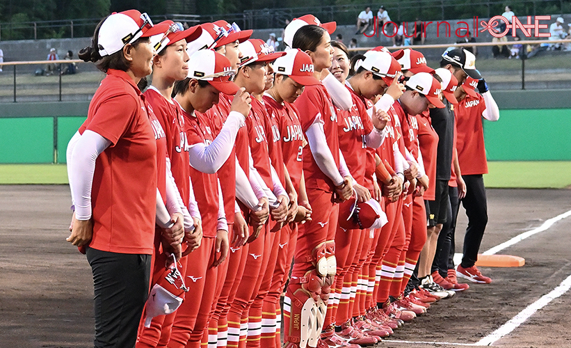 日米対抗ソフトボール2023 第1戦 山口県岩国市の絆スタジアム（愛宕スポーツコンプレックス）で挨拶する日本代表の選手たち-Journal-ONE撮影