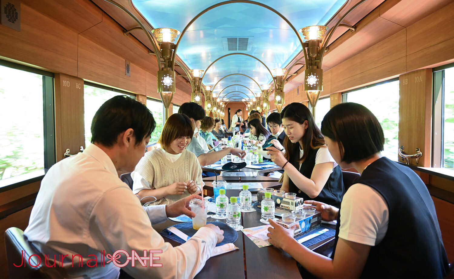 【四国を元気に!】JR四国の人気観光列車「志国土佐 時代（トキ）の夜明けのものがたり」に乗車する女子ソフト・伊予銀行VERTZの黒木美紀投手、齋藤明日香選手、瀧川愛海選手‐Journal-ONE撮影/ジャーナルワン