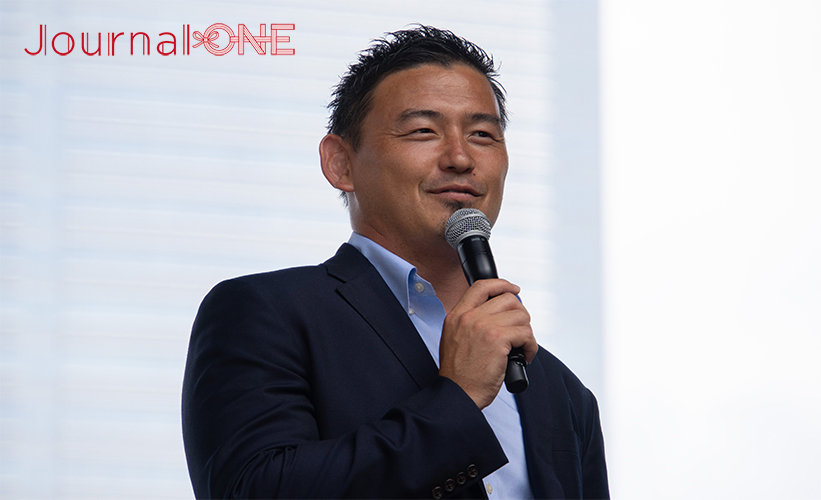 丸の内内行幸通りで行われたラグビーワールドカップ日本代表BRAVE壮行会2023でトークする五郎丸歩氏-Journal-ONE撮影
