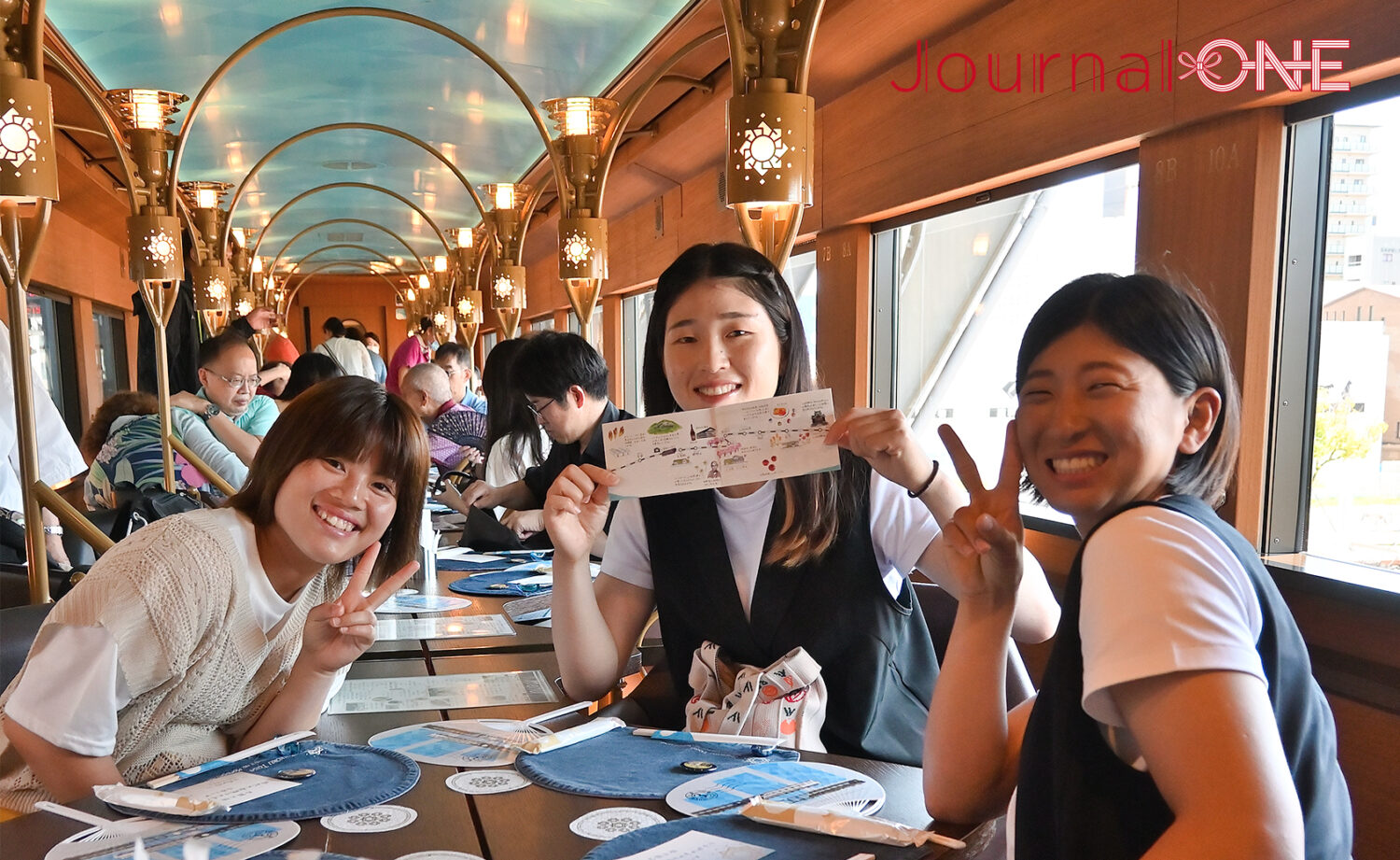 【四国を元気に!】JR四国の人気観光列車「志国土佐 時代（トキ）の夜明けのものがたり」に乗車する女子ソフト・伊予銀行VERTZの黒木美紀投手、齋藤明日香選手、瀧川愛海選手‐Journal-ONE撮影/ジャーナルワン