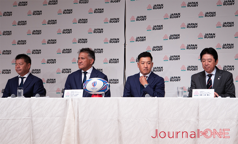 ラグビー日本代表 33名が決まり新宿 ヒルトン東京での会見会場に並んだジェイミー・ジョセフヘッドコーチ、土田日本ラグビー協会会長、藤井日本代表ディレクター-Journal-ONE撮影