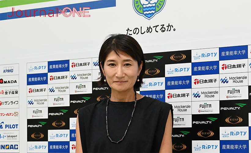 明治安田生命J１リーグ第２５節、湘南ベルマーレ対浦和レッズ戦の前にレモンガススタジアム平塚で当社インタビューに答える定成幸代様(株式会社湘南ジャーナル)３ -Journal-ONE撮影